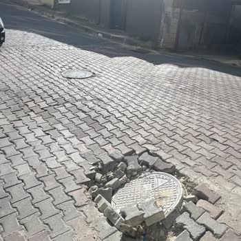 Kağıthane'de Çöken Kanal Kapağı Can Güvenliğini Tehdit Ediyor