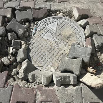 Kağıthane'de Çöken Kanal Kapağı Can Güvenliğini Tehdit Ediyor
