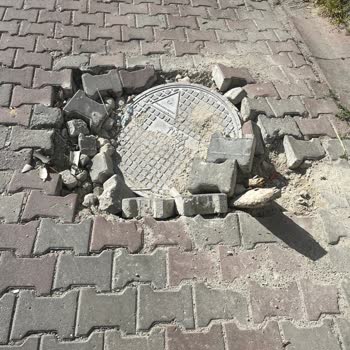 Kağıthane'de Çöken Kanal Kapağı Can Güvenliğini Tehdit Ediyor