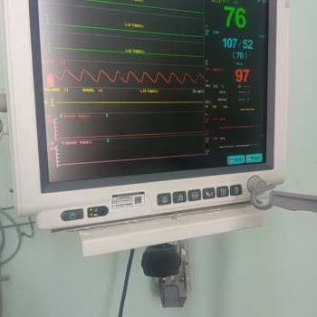 Balıkesir Burhaniye Devlet Hastanesi'nde Alerjik Reaksiyon Ve Üstten Bakan Personel Tutumu