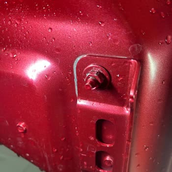 Sıfır Kilometre Aracın Kaput Vidalarındaki Müdahale Yetkili Bayi Tarafından Normal Sayılıyor