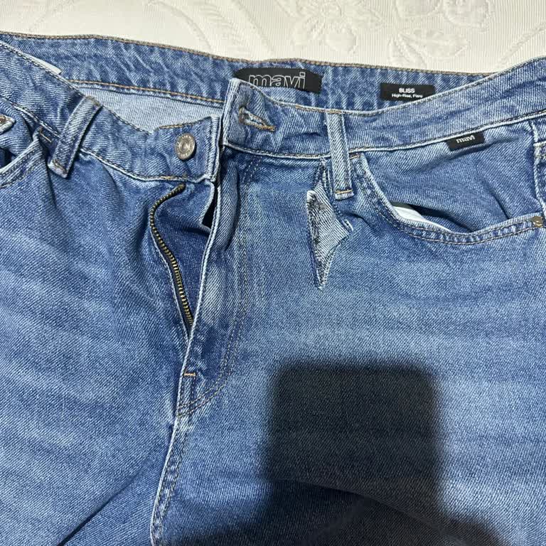 Mavi Jeans Jean Pantolonu İlk Giyişte Bacak Yırtıldı