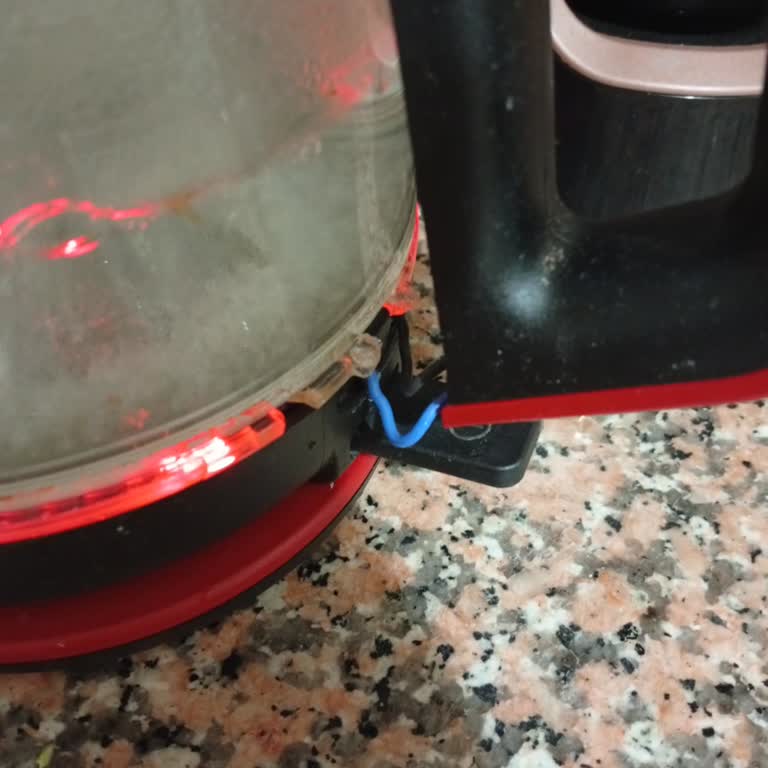 Fakir Çaycısının Sapı Ayrıldı, Garanti Süresi Dolmuş Olmasına Rağmen Değişim Talebi