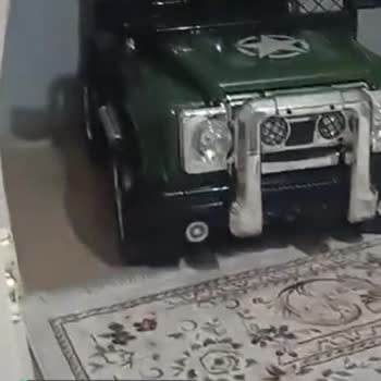 Dolu oyuncaktan akülü araba