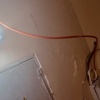 Merdiven Boşluğundaki Fiber Kabloların Düzensiz Montajı Ve Müşteri Temsilcisine Ulaşılamaması