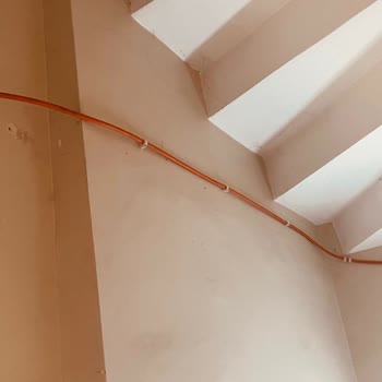 Merdiven Boşluğundaki Fiber Kabloların Düzensiz Montajı Ve Müşteri Temsilcisine Ulaşılamaması