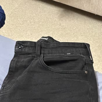 Mavi'de Tekrar Eden Renk Solması Nedeniyle Siyah Pantolonun Yeniden Değişimi