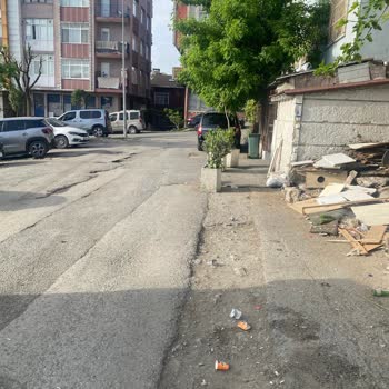 Kocasinan Akgüvercin Sokak'taki Moloz Yığınları İçin Acil Temizlik Talebi