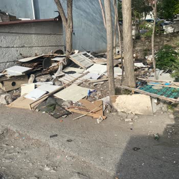 Kocasinan Akgüvercin Sokak'taki Moloz Yığınları İçin Acil Temizlik Talebi