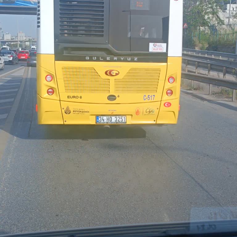 İETT Otobüsü Okul Servisini Tehlikeli Şekilde Sıkıştırdı, Yetkililer Sorunla İlgilenmedi