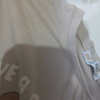 Bingo Oxyjen Çamaşır Suyunun Çocuk Kıyafetinde Krem Rengi Leke Ve Renk Hasarı