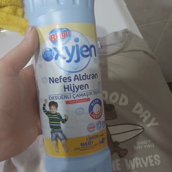 Bingo Oxyjen Çamaşır Suyunun Çocuk Kıyafetinde Krem Rengi Leke Ve Renk Hasarı
