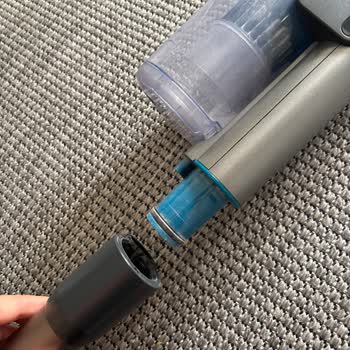 Philips 8000 Dikey Süpürge Boru Parçası Sürekli Düşüyor Ve Servise Ulaşılamıyor