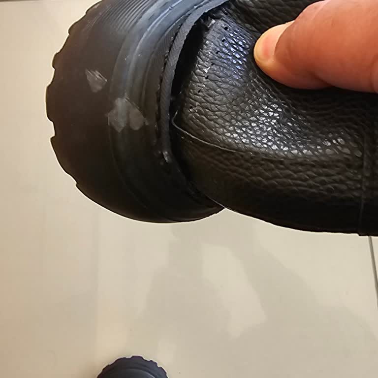Ayakkabının Dikişleri 4 Saatte Açıldı, Para İadesi Ve Değişim Talebi