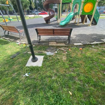 Mahalle parkında çöp sorunu ve temizlik talebi
