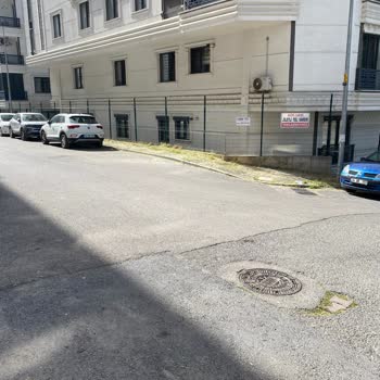 Mahalle parkında çöp sorunu ve temizlik talebi