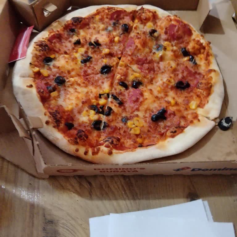 Soğuk Pizza, Kuru Hamur Ve Peynirli Kenar Eksik