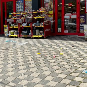 Ümraniye Aşağı Dudullu’da Şok Market Çevre Kirliliği Ve Çöp Kutusu Eksikliği