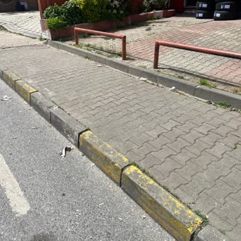 Ümraniye Aşağı Dudullu’da Şok Market Çevre Kirliliği Ve Çöp Kutusu Eksikliği