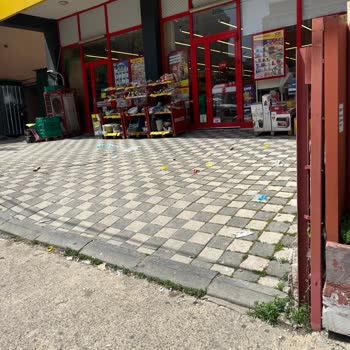 Ümraniye Aşağı Dudullu’da Şok Market Çevre Kirliliği Ve Çöp Kutusu Eksikliği