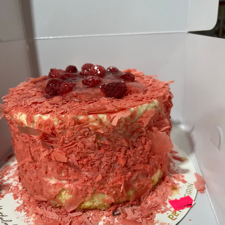 Kreması Eksik Ve Görünümü Bozuk Pastada Çözüm Sunulmayan İşletme