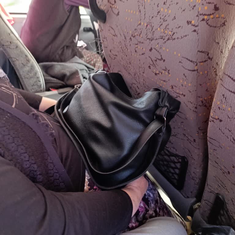 Sıkışık Otobüs Koltuğu Ve Kaba Personel Tutumu İade Talebi