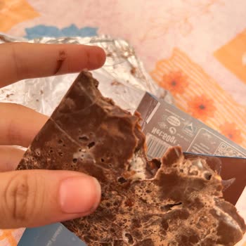 Şişmiş Ambalajlı Ve Beyaz Lekeli Çikolata Tüketici Sağlığını Tehdit Ediyor