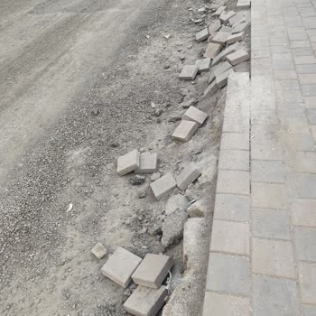 Sokaklarda Toz Ve Açık Kanalizasyon Kapakları Çocuk Güvenliğini Tehdit Ediyor