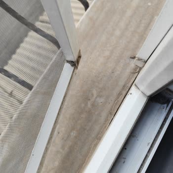 Sokaklarda Toz Ve Açık Kanalizasyon Kapakları Çocuk Güvenliğini Tehdit Ediyor
