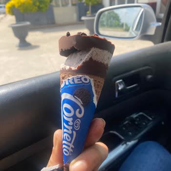Kırık Üst Katman Ve Kremsiz Cornetto Oreo Dondurması