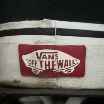 FLO Ayakkabı Vans Ayakkabısının Logosu Kısa Sürede Soyuldu, Kalite Sorunu