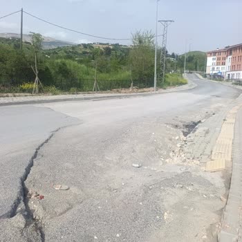 TOKİ 3. Etap Yol Durumu Çökük, Araç Ve Yaya Güvenliği İçin Acil Onarım Talebi