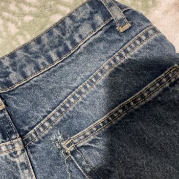 Az Kullanılmış Ve İki Yıkamadan Sonra Yırtılan Jean Pantolon