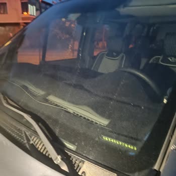Çim Biçme Sırasında Fırlayan Taş Camı Kırdı, Belediyeden Tazminat Talebi