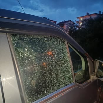 Çim Biçme Sırasında Fırlayan Taş Camı Kırdı, Belediyeden Tazminat Talebi