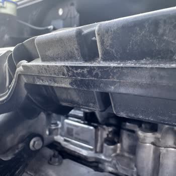 Peugeot 3008 Motor Kapağındaki Yağ Lekesi Sorunu Çözülmedi Ve Garanti Uzatımı Talep Ediliyor