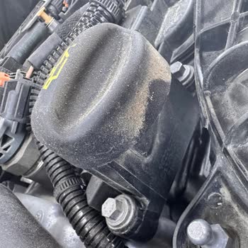 Peugeot 3008 Motor Kapağındaki Yağ Lekesi Sorunu Çözülmedi Ve Garanti Uzatımı Talep Ediliyor