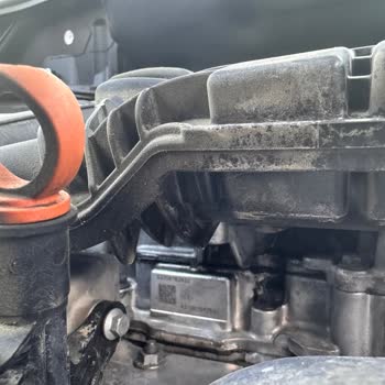 Peugeot 3008 Motor Kapağındaki Yağ Lekesi Sorunu Çözülmedi Ve Garanti Uzatımı Talep Ediliyor