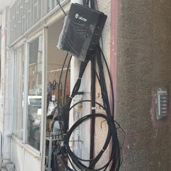 Yeldeğirmeni Mahallesinde Turkcell Superonline’ın Dağınık Kablo Montajı Tarihi Dokuya Zarar Veriyor