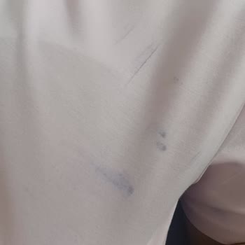 Dalga Su Şişelerinin Ambalaj Boyası Kıyafete Ve Elden Bulaşıyor