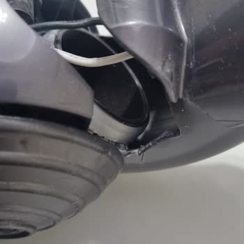 Dyson Süpürge Başlığının Plastik Parçası Hafif Kullanımda Kırıldı, Ücretsiz Değişim Talebi