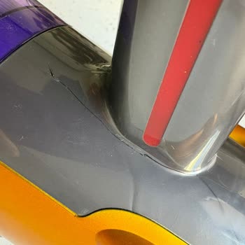 Dyson V12 Detect Slim Absolute Gövdesinde Çatlak, Garanti Kapsamı Talebi