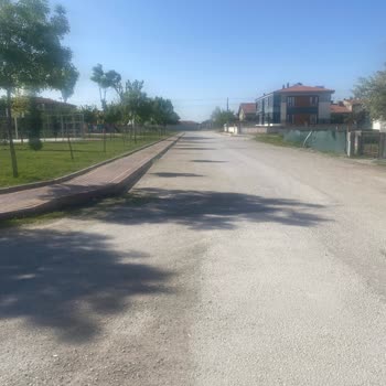 Alakova Mahallesi 15485 Sokakta Yol Ve Kaldırım Eksikliği Sağlığı Ve Araçları Tehdit Ediyor