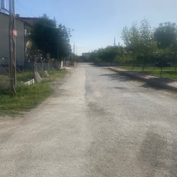 Alakova Mahallesi 15485 Sokakta Yol Ve Kaldırım Eksikliği Sağlığı Ve Araçları Tehdit Ediyor