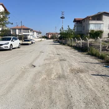 Alakova Mahallesi 15485 Sokakta Yol Ve Kaldırım Eksikliği Sağlığı Ve Araçları Tehdit Ediyor