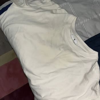 Gratis Online Vücut Spreyi Beyaz Kıyafetlerde Sararma Oluşturuyor