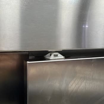 Menteşe Kırığı Ve Çizik Kapak Nedeniyle Uzun Bekleme Süreci