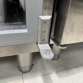 Menteşe Kırığı Ve Çizik Kapak Nedeniyle Uzun Bekleme Süreci