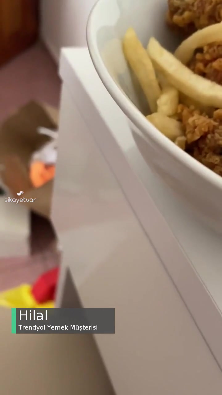 Popeyes Yemekte Kıl Yumağı videonun kapak resmi