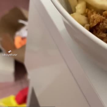 Popeyes Yemekte Kıl Yumağı